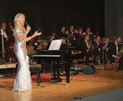 Marie Louise Werth und das Mountain Christmas Big Band & Brass Ensemble in Sarnen. (Bild: Primus Camenzind (23. Dezember 2017))