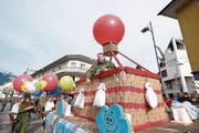 Das Original von «Bauer ledig sucht»: der fahnenschwingende Fabian Schleiss (Bild links). Der Gumulu-Nachwuchs in Aktion (Mitte) und der Sarner Pfarrer Bernhard Willi kurz vor dem Abheben mit seinen Ministranten (rechts).