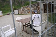 Ein Flüchtling bei der Asylunterkunft Realp. (Bild: Urs Hanhart)