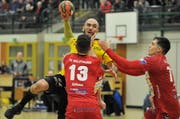Mario Obad (am Ball) wird nicht mehr als Spielertrainer für den KTV Altdorf im Einsatz sein.