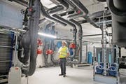 Siegfried Gerlach, CEO der Siemens Schweiz AG, in der Energiezentrale des Resorts. (Bild: Corinne Glanzmann (Bürgenstock, 17. Mai 2017))