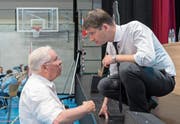 Generalsekretär Gabriel Lüchinger (rechts) im Gespräch mit SVP-Übervater Christoph Blocher an der gestrigen Delegiertenversammlung der Volkspartei in Lausen im Kanton Baselland. (Bild: Georgios Kefalas/Keystone)