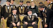 Die Ehrenmitglieder Theo Odermatt (links) und Sepp Mathis lassen sich auf einem eigens für sie hergerichteten Sofa feiern. Bild: Richard Greuter (Stans, 12. November 2016)