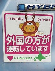 «Hier fährt ein Ausländer», heisst es auf diesem Kleber, der in Japan für Irritation sorgt. (Bild: PD)