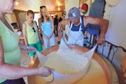 Hautnah erleben, wie Käse entsteht: hier auf der Alp Chammli. (Bild: Perretfoto.ch)