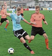 Dario Wirz (links) vom FC Malters versucht hier, Michael Meier, den Captain des SC Obergeissenstein, zu düpieren. (Bild: Boris Bürgisser (Malters, 1. April 2017))