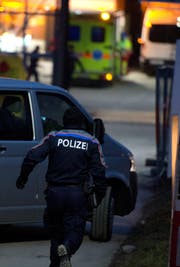 Einen nervenaufreibenden und gefährlichen Einsatz hatte die Zuger Polizei am Mittwoch in der Steinhauser Asylunterkunft. (Bild Maria Schmid)