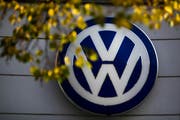 VW gerät immer mehr unter Druck. (Bild: AP Photo/ Markus Schreiber)