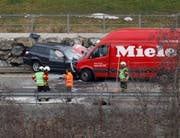 Hoher Schaden an beiden Fahrzeugen. (Bild: Geri Holdener, Bote der Urschweiz)