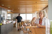 Hüttenwartin Heidi Küng im umgebauten Restaurant des «Bärghuis», das 48 Gästen Platz bietet. Gleich viele Plätze hat es auch auf der Sonnenterrasse. (Bild: Corinne Glanzmann / Neue LZ)