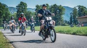 Knatternde Motoren: Der Töffli-Tross auf dem Weg nach Sarnen. (Bild: Boris Bürgisser (Alpnach, 27. Mai 2017))