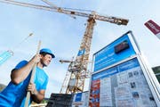Mitarbeiter Maik Rukavina muss sich noch etwas gedulden: Nach 25 unfallfreien Tagen gibts ein Gratis-Znüni. (Bild Stefan Kaiser)