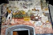 Restaurator Wendel Odermatt (links) und Denkmalpfleger Thomas Hurschler bestaunen die mehr als 400-jährigen Bildtafeln in Sarnen. (Bilder Romano Cuonz)