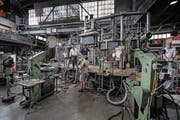 Auch nach 200 Jahren ist in Hergiswil immer noch Handarbeit gefragt: In verschiedenen Arbeitsschritten wird in den Produktionsräumen das Glas gefertigt. (Bild: Pius Amrein (Hergiswil, 21. März 2017))
