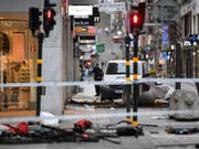 Blick auf den Ort des Anschlags in der Stockholmer Innenstadt. Der Attentäter war mit einem Lastwagen in eine Menschenmenge und dann in ein Warenhaus gerast. Dabei kamen vier Menschen ums Leben. (Bild: Keystone/EPA TT NEWS AGENCY/JONAS EKSTROMER)