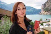Donika Wyrsch-Dani mit ihrem gültigen Schweizer und dem ungültigen serbischen Pass. (Bild: Franziska Herger (Flüelen, 19. Juli 2017))