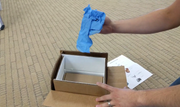 Das Paket für die Rücksendung des Samsung Galaxy Note 7 umfasst eine hitzeshemmende Verpackung und Handschuhe. (Bild: youtube.com/xdadevelopers)
