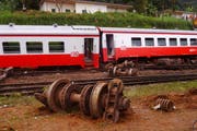Der Zug war nahe dem Ort Eseka, etwa 120 Kilometer von der Hauptstadt Jaunde entfernt, entgleist und in eine Schlucht gestürzt. (Bild: Equinox TV / AP)