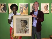Michael Cotton und seine Frau mit dem Porträt der Catharina Muoser für die Stückelberg-Galerie des Tell-Museums in Bürglen. (Bild: PD/Paul Arnold)