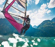 Auch Windsurfen auf dem Urnersee wird im Sommerprogramm 2017 angeboten. (Bild: Angel Sanchez)