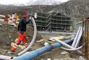 Vielleicht wird diese Villa des Swiss-Alps-Resorts in Andermatt auch mal mit Wärme aus dem Holzheizwerk Göschenen versorgt werden? (Bild: Keystone)