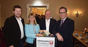 Die beiden neuen Vorstandsmitglieder Christoph Keiser (links) und Roland Blättler (rechts) zusammen mit Geschäftsführerin Erna Blättler und Präsident Josef Lussi. (Bild: Kurt Liembd (Bürgenstock, 27. März 2017))