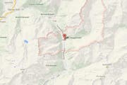 Der Helikopter stürzte in Matt im Kanton Glarus ab. (Bild: Maps.google.ch)