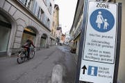 In der Schützengasse verschwindet der Asphalt. Sie wird neu durchgehend gepflästert. (Bild: Urs Hanhart (Altdorf, 5. April 2017))