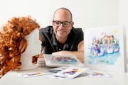 Autor und Initiator Beny Schnyder aus Ennetbürgen mit Kinderbuch und Prinzessinnenperücke. (Bild Corinne Glanzmann)