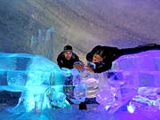 Die Sachsler Eiskünstler Toni Steininger (links) und Reto Odermatt in der Eisgrotte Zermatt.Bild: PD