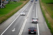 Schlangen in den Leitplanken? Nein, die Hitze hat diese Verformungen hervorgebracht. (Bild Corinne Glanzmann)