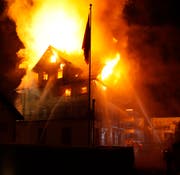Das Gebäude stand rasch in Vollbrand. (Bild: Geri Holdener)