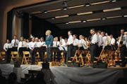Das Korps mit Dirigentin Annette Jakob bedankt sich beim Publikum. (Bild: Birgit Scheidegger (Giswil, 24. März 2018))