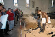 Christian Auf der Maur, Projektleiter der Grabungen in Erstfeld, zeigt dem Publikum das entdeckte Grab. (Bild: Urs Hanhart (25. März 2017))