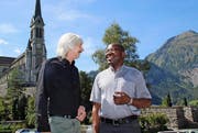 Pfarreileiter Dirk Günther und Abbé Pascal Tshombokongo vor der Pfarrkirche in Lungern. (Bild Marion Wannenmacher)