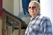 Alois Imboden vor seiner Nachtwächter-Figur. (Bild: Corinne Glanzmann / Neue NZ)