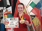 Zeigt stolz ihr weltmeisterliches Diplom und ihre Medaille: Fiona Z’Rotz. (Bild: PD)
