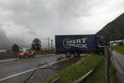 Der Lastwagen kam am Zaun zum Stillstand. (Bild: Geri Holdener, Bote der Urschweiz)