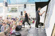 «Pfote mampft Quark» improvisieren mit den Kindern und erfinden Geschichten. (Bild: Roger Zbinden (Stans, 10. September 2017))