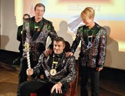 Sie stehen der Fasnachtsgesellschaft vor: Ehrenguugger Bräschi I. (Alexander Braschlern sitzend) mit Oberguugger Roger Burch und Unterguugger Miriam Eicher (Bild: Primus Camenzind (Kerns, 5. November))