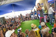 Grosser Andrang beim Saisoneröffnungsfest des FC Luzern: Goalie Lorenzo Bucchi läuft mit erhobenen Armen auf die Bühne und präsentiert sein Torhütertrikot. (Bild Roger Grütter)