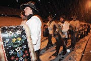 Gerold Fedier (vorne im Bild) führt die 21-köpfige Tryychler-Gruppe an. (Bild: Urs Hanhart (Silenen, 12. Februar 2018))
