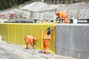 Arbeiter verlegen auf der Grossbaustelle Folien. (Bild: Keystone / Urs Flüeler)
