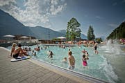 Fast wie Ferien am Meer: Im Wellenbad freuen sich Kinder und Erwachsene auf eine erfrischende Abkühlung. Doch die Idylle trügt, der Unterhalt des Schwimmbads ist sehr teuer. (Bild: Pius Amein / Neue LZ)