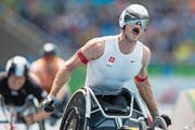Nach seinem ersten Sieg an den Paralympics in Rio zeigt Marcel Hug (30) aussergewöhnliche Emotionen. (Bild: Alexandra Wey/Keystone (Rio, 15. September 2016))