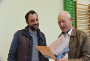 Stefan Camenzind (links) führt Regie für das Freilichttheaterstück «Göschenen am Meer». (Bild: Urs Hanhart)