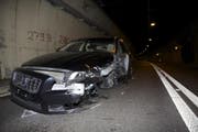 Der erste Unfallwagen verlor sein linkes Vorderrad... (Bild: Geri Holdener, Bote)