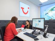 Bei TUI Suisse werden deutsche Preise einfach in Schweizer Franken umgerechnet. (Archivbild TUI Reisebüro in Wallisellen) (Bild: KEYSTONE/CHRISTIAN BEUTLER)