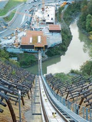 Blick vom Bahntrassee auf die Talstation der Stoosbahn. Mit bis zu 110 Prozent Neigung wird dies die steilste Standseilbahn der Welt. (Bild: Franz Steinegger (20. September 2017))