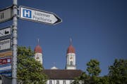 Wegweiser zur Luzerner Psychiatrie in St. Urban. Im Hintergrund sind die Türme des angrenzenden Klosters zu sehen. (Bild: Pius Amrein (St. Urban, 18. April 2017))